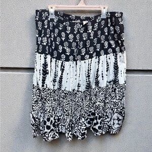 Life Style Chic Black and White Patterned A-Line Skirt